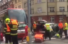 Srážka tramvaje v Praze, řidiče vyprostili hasiči