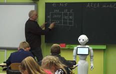 V Ústí nad Labem učí spolu s učitelem žáky robot