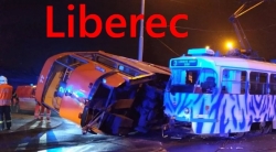 V Liberci se srazily tramvaje, jedna skončila na boku
